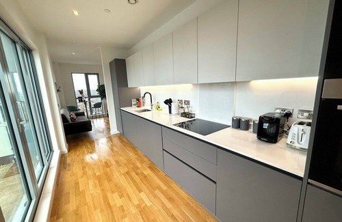 St. Mary's Park Apartamento | Sleek 3-bedroom penthouse with private balcony in Battersea, Clapham