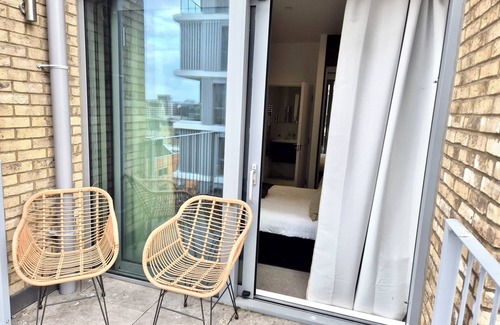 St. Mary's Park Apartamento | Sleek 3-bedroom penthouse with private balcony in Battersea, Clapham