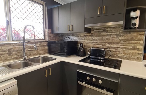 Stuart Park Casa | LUX 3 BEDROOM TOWNHOUSE with SPA / CHAMPAGNE STAYS DARWIN. 5 Minutes to CBD.