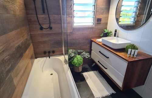 Stuart Park Casa | LUX 3 BEDROOM TOWNHOUSE with SPA / CHAMPAGNE STAYS DARWIN. 5 Minutes to CBD.