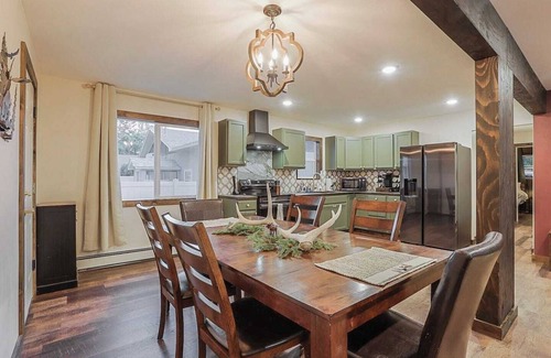 Livingston Casa | Lux 3BR Mtn Family Retreat by Sweetheart Stays