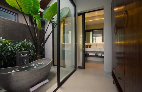 Kemenuh Villa | Lux 3BR villa w/ dedicated butler, stunning infinity pool & rice fields view.