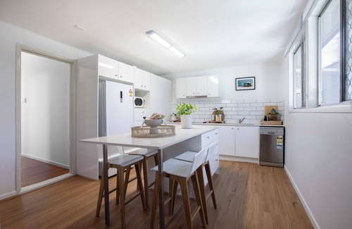 East Brisbane Casa | Lux 4b2b Queenslander by The Gabba