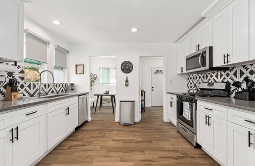 San Bernardino Casa | LUX 4BR Home near NOS & Yaamava w private backyard