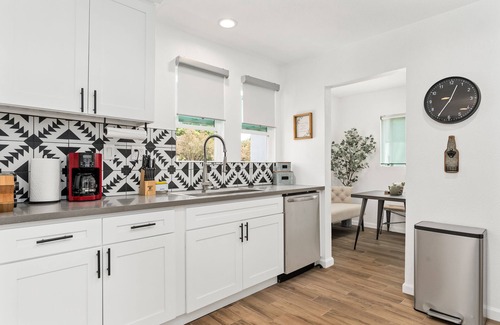 San Bernardino Casa | LUX 4BR Home near NOS & Yaamava w private backyard
