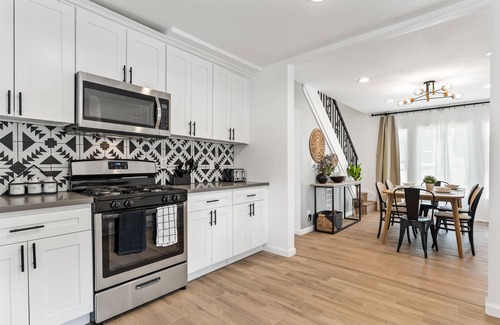 San Bernardino Casa | LUX 4BR Home near NOS & Yaamava w private backyard