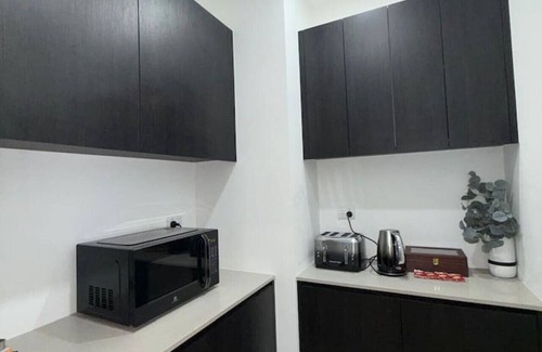 Bridge Inn Casa | Lux 4BR Retreat, Pet-Friendly