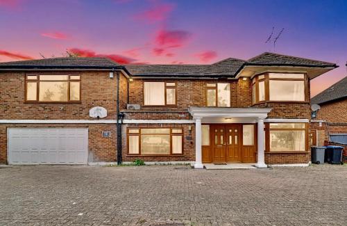 Brent Apartamento | Lux 5 Bed sleeps 11, 10 mins from Wembley Stadium, Jacuzzi and Steam Shower