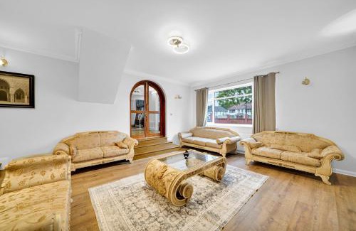 Brent Apartamento | Lux 5 Bed sleeps 11, 10 mins from Wembley Stadium, Jacuzzi and Steam Shower