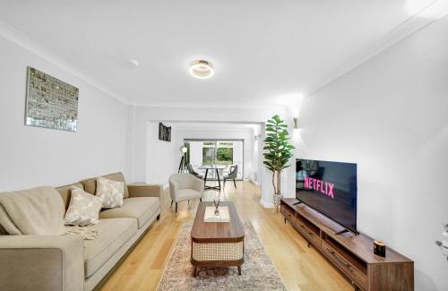 Brent Apartamento | Lux 5 Bed sleeps 11, 10 mins from Wembley Stadium, Jacuzzi and Steam Shower