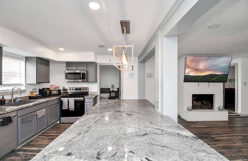 Barker Casa | Lux 7-Bedroom w/Pool & Spa: 30 Min to Downtown CH
