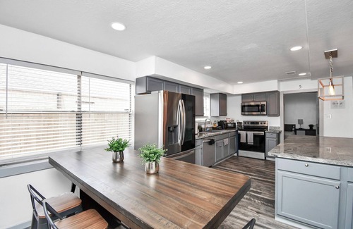 Barker Casa | Lux 7-Bedroom w/Pool & Spa: 30 Min to Downtown CH