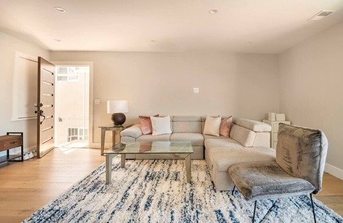 Southern Hills Casa | Lux Apartment on hill close to SF
