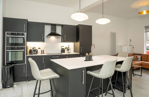 Queens Quarter Casa | Moderno-4 BDR-Baño en la habitacion-Casa-Vista a la Calle