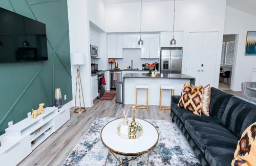 OST - South Union Casa | LUX & COZY Downtown Houston Home. 6 Mins to Med-Ctr & 8 Mins to NRG Stadium!
