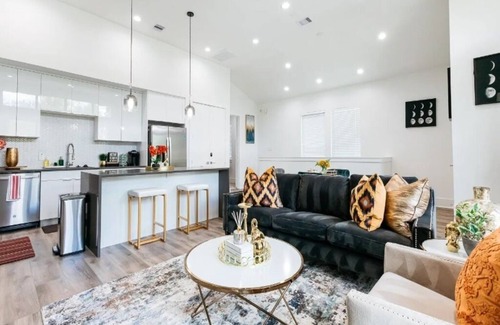 OST - South Union Casa | LUX & COZY Downtown Houston Home. 6 Mins to Med-Ctr & 8 Mins to NRG Stadium!