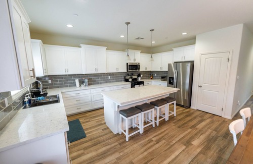 Greenacres Casa | Lux Cozy Model Home. King Beds, 86" TV, Sleeps 8