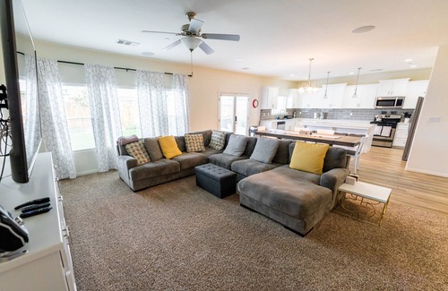 Greenacres Casa | Lux Cozy Model Home. King Beds, 86" TV, Sleeps 8