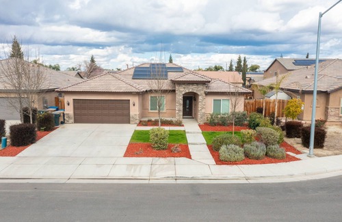 Greenacres Casa | Lux Cozy Model Home. King Beds, 86" TV, Sleeps 8
