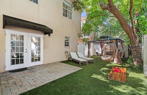 SoHo Casa | LUX designer SOHO home / Sleeps 13 / Heart of TPA