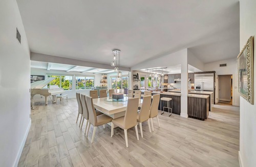 Woodland Hills Casa | Lux. Entertainer's Home W/ Infinity Pool & View!