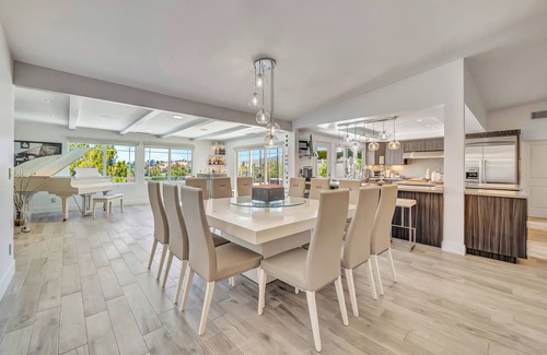 Woodland Hills Casa | Lux. Entertainer's Home W/ Infinity Pool & View!