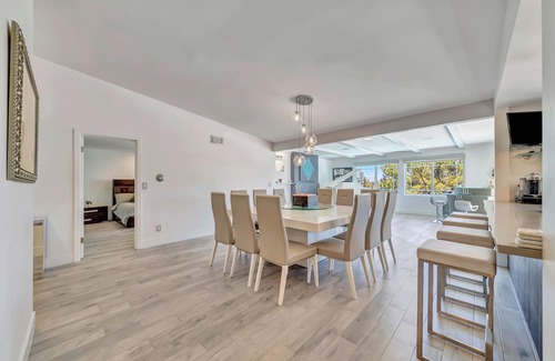 Woodland Hills Casa | Lux. Entertainer's Home W/ Infinity Pool & View!