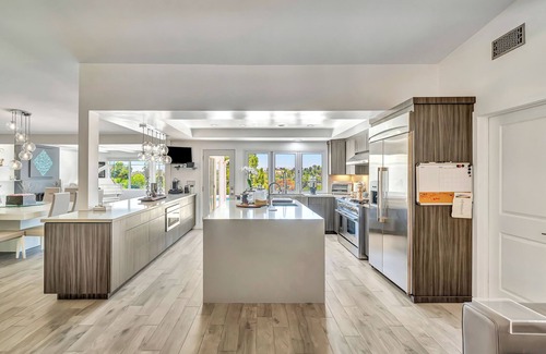 Woodland Hills Casa | Lux. Entertainer's Home W/ Infinity Pool & View!