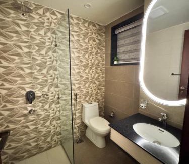 Lahore Apartamento | Lux Haven 2-Bedroom Apartment - Prime Location & Modern Comfort Near Gulberg