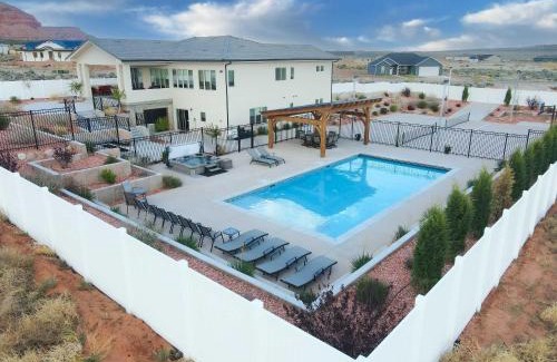 Kanab Casa | Lux Kanab Home with Pool Hot Tub Pickleball Courts
