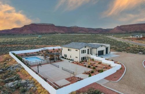 Kanab Casa | Lux Kanab Home with Pool Hot Tub Pickleball Courts
