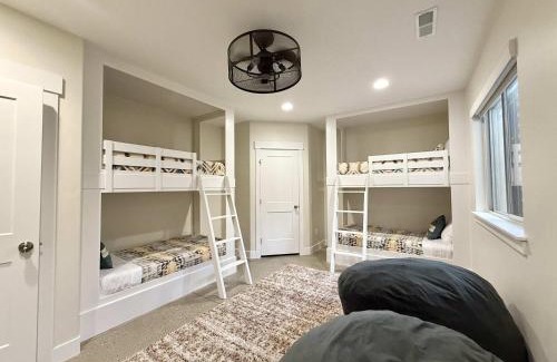 Kanab Casa | Lux Kanab Home with Pool Hot Tub Pickleball Courts