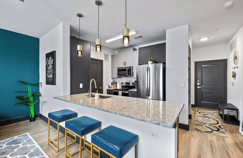Lewisville Apartamento | Lux King Bed,1 bedroom + den sleep area with 2 twin trundle bed, Pool view, DFW