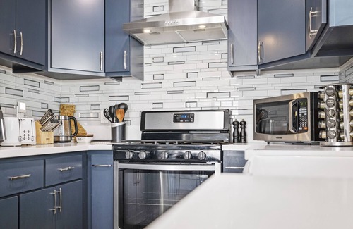 Panorama City Casa | LUX - LA Relaxing Oasis w/HotTub, Gym, & Workspace - Van Nuys