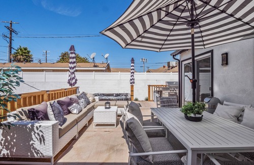 Panorama City Casa | LUX - LA Relaxing Oasis w/HotTub, Gym, & Workspace - Van Nuys