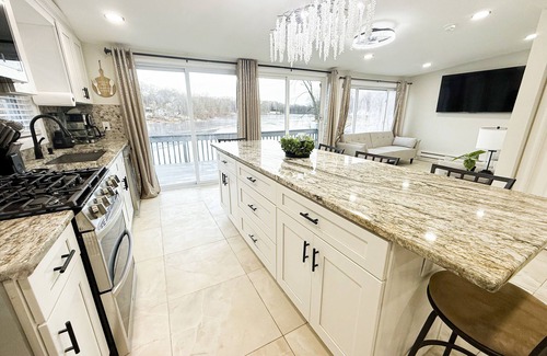 Sussex Casa | Lux Lake Neepaulin Front Home