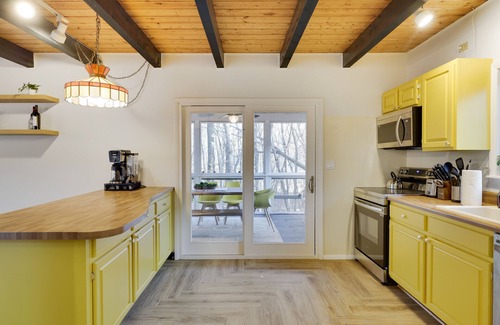 East Stroudsburg Casa | Lux Lakeside in amenity rich gated community w/ HotTub, Sauna, Stream, Game Room