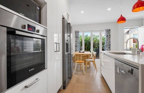 Hobsonville Casa | Lux Modern 3BR Family House |Fenced Yard & Big TV,