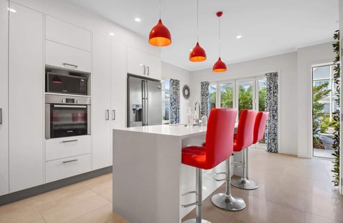 Hobsonville Casa | Lux Modern 3BR Family House |Fenced Yard & Big TV,
