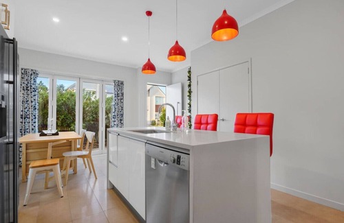 Hobsonville Casa | Lux Modern 3BR Family House |Fenced Yard & Big TV,