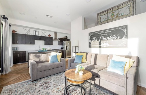 Edgehill Condominio | LUX-MODERN Condo Pool View, FREE Parking, Gym, 10 mint walk to the Gulch!