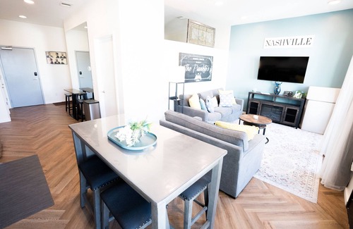 Edgehill Condominio | LUX-MODERN Condo Pool View, FREE Parking, Gym, 10 mint walk to the Gulch!
