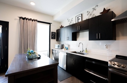 Edgehill Condominio | LUX-MODERN Condo Pool View, FREE Parking, Gym, 10 mint walk to the Gulch!