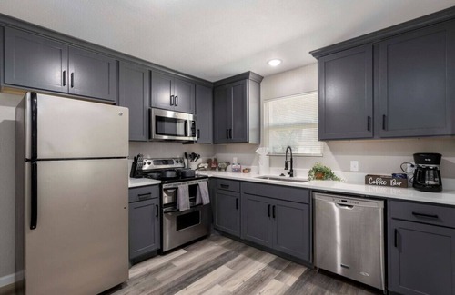 Central Arlington Casa | Lux Modern Getaway | AT&T Stadium Views | King Bed