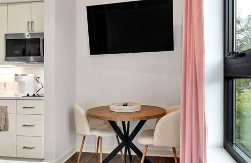 Edgehill Apartamento | Lux Music Row Studio w/ Pool 1 mile to Broadway!
