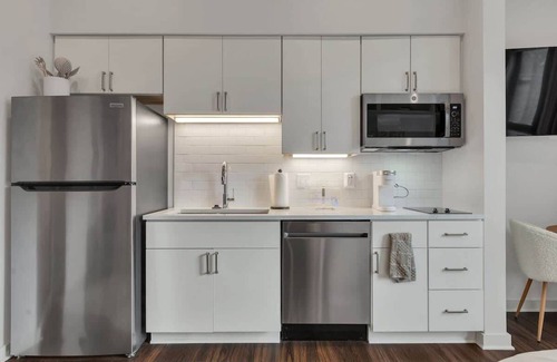 Edgehill Apartamento | Lux Music Row Studio w/ Pool 1 mile to Broadway!