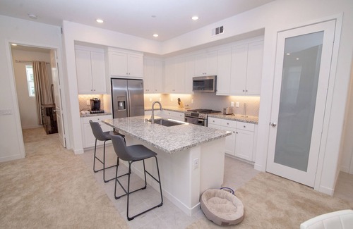 Stevenson Ranch Condominio | Lux new 2 bedroom condo 1 minute from Six Flags.