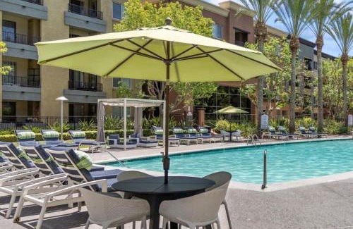 Canoga Park Casa | Lux Oasis in Woodland Hills