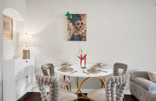 Canoga Park Casa | Lux Oasis in Woodland Hills