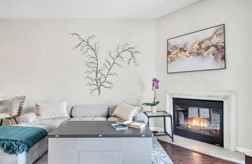 Canoga Park Casa | Lux Oasis in Woodland Hills